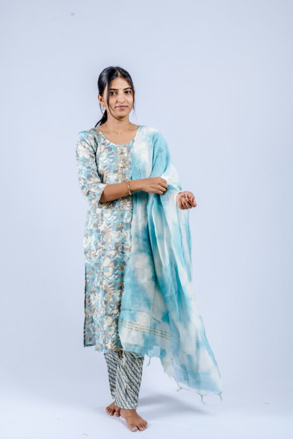 Light blue floral-printed straight kurta - Image 2