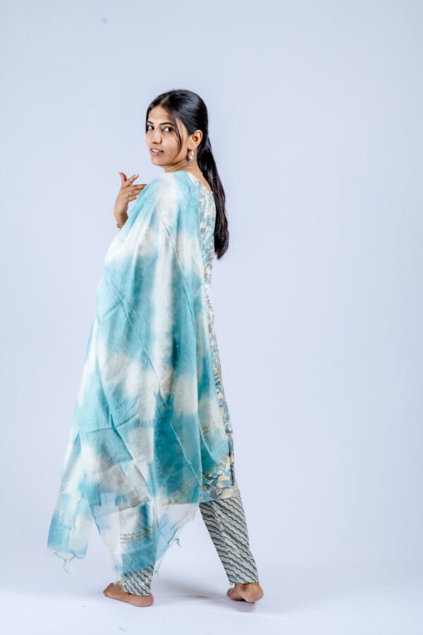 Light blue floral-printed straight kurta - Image 7
