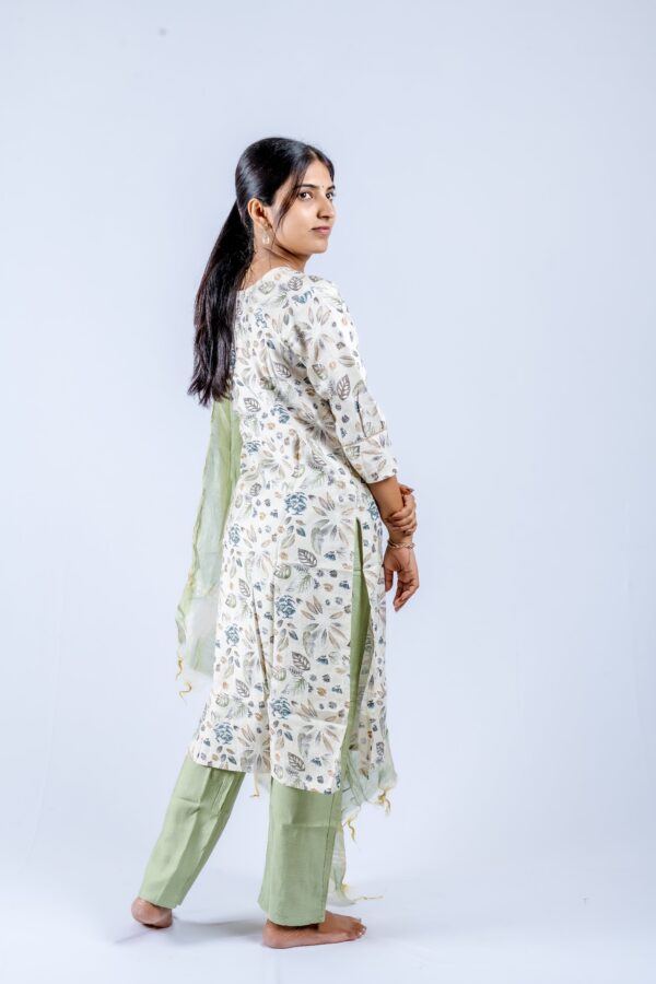 Graceful light green floral suit set. - Image 7