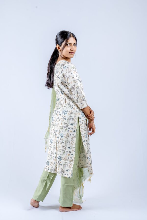 Graceful light green floral suit set. - Image 8