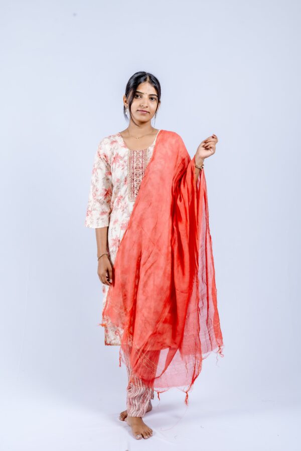 Peach and Red floral printed kurta set. - Image 2