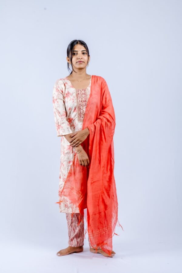 Peach and Red floral printed kurta set. - Image 4