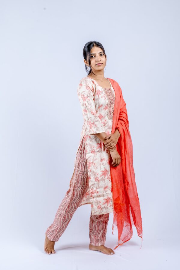 Peach and Red floral printed kurta set. - Image 5