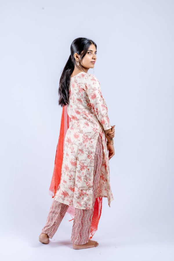 Peach and Red floral printed kurta set. - Image 7